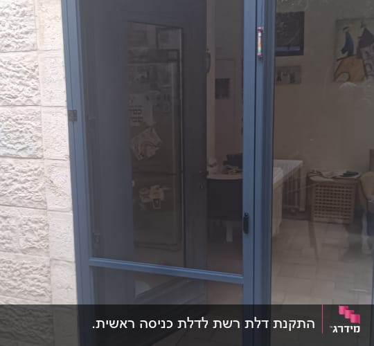 דלת אלומיניום כחולה עם זכוכית שקופה